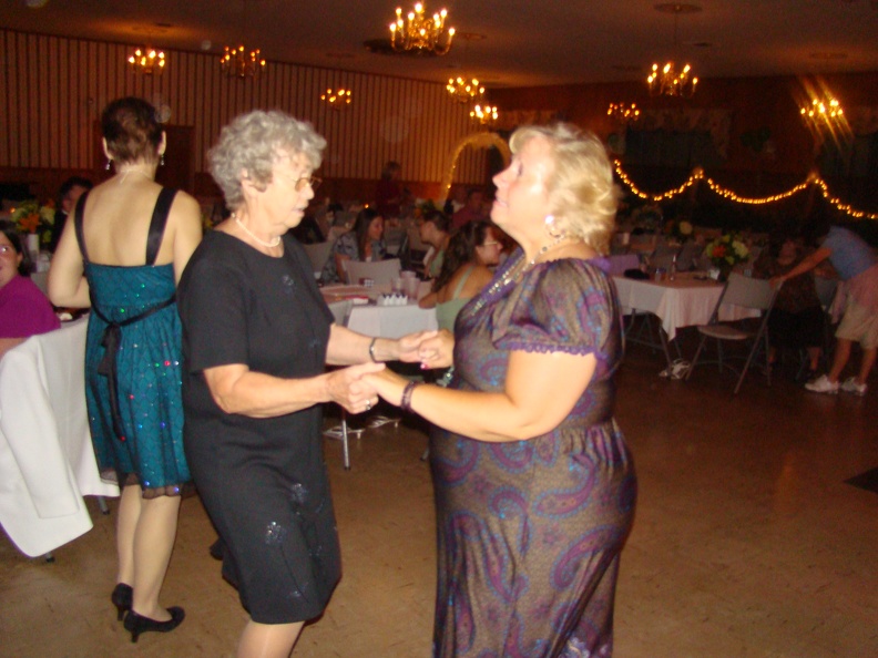 090 pic_351 Jeannie and Susan dancing
